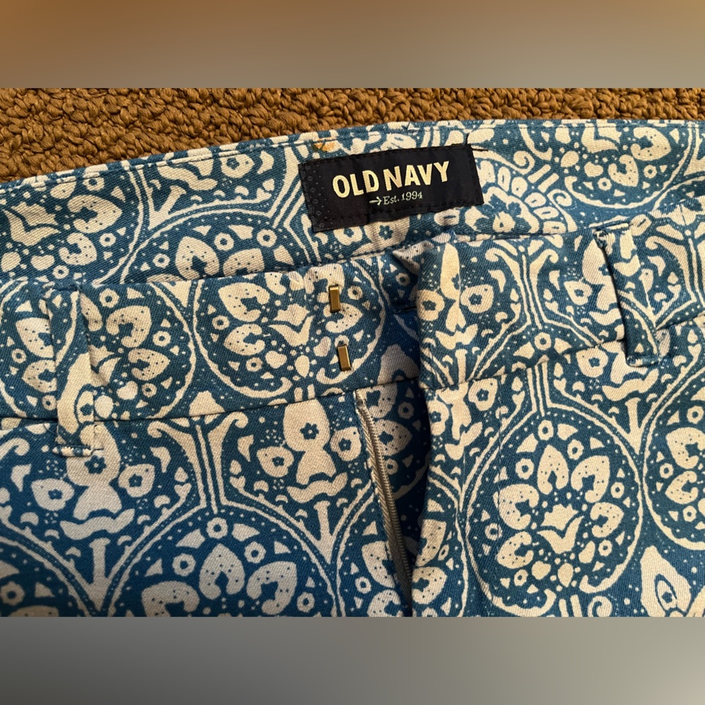 Brand New Old Navy Pixie capri in size 06 - Picture 5 of 7